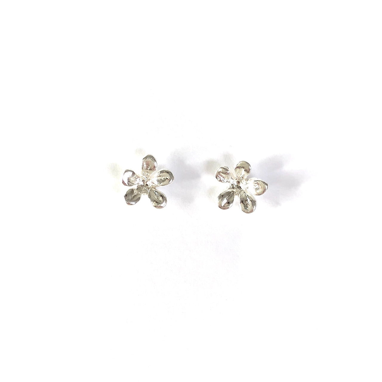 Pendientes de plata de ley 925 con forma de flor. Son small and cute y te quedarán perfectos. Elegantes y discretos.