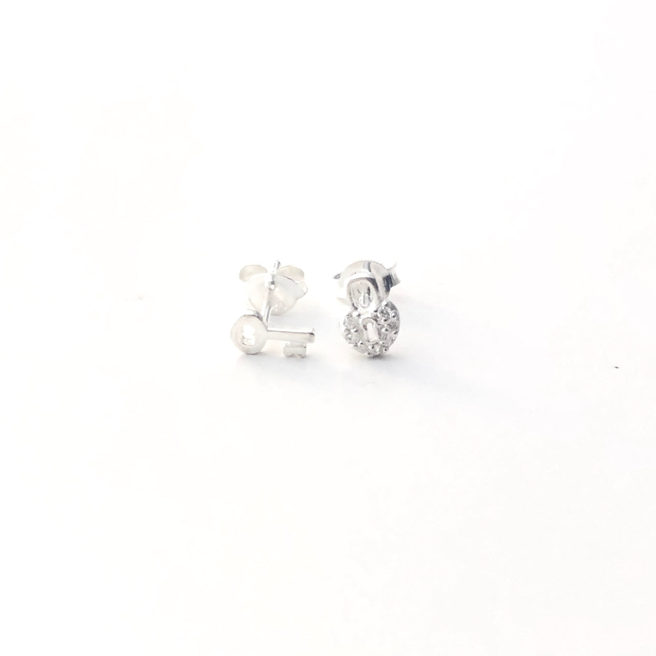 Pendientes de plata de ley 925, uno con forma de candado y el otro con forma de llave. Son small and cute y te quedarán perfectos. Elegantes y discretos. Ideal para tu look diario.