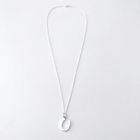Thumbnail for Collar corto con una herradura y cadena de plata de ley. La herradura contiene una circonita para que brilles como te gusta.