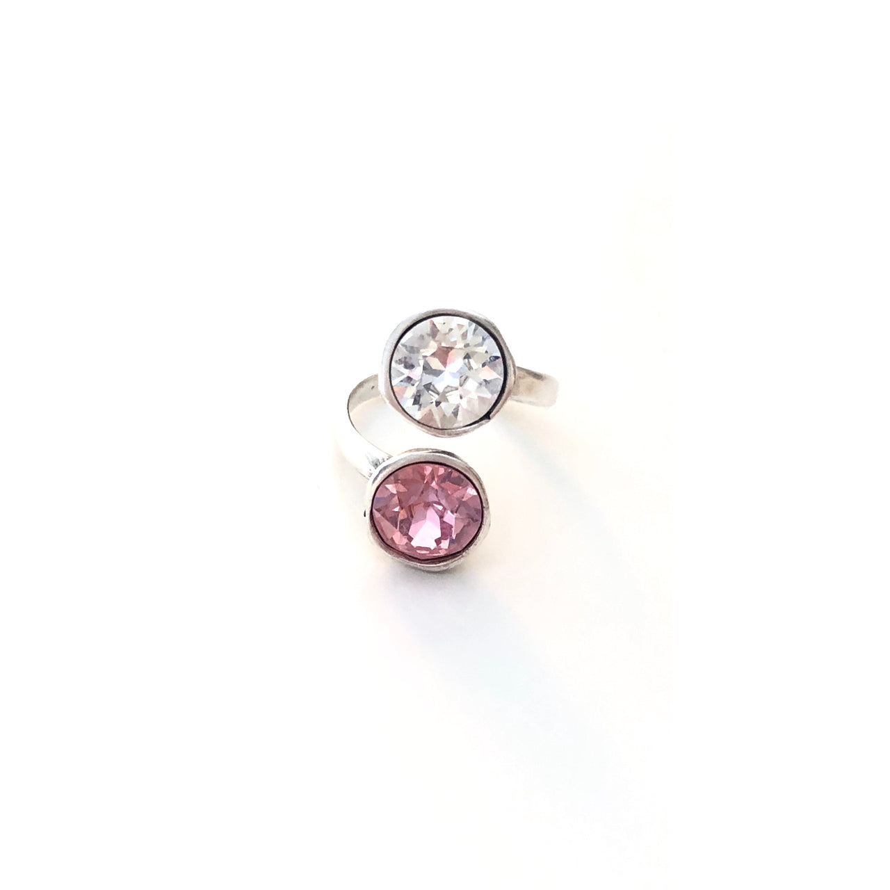 ión:  Anillo hecho a mano de Zamak con baño de plata adaptable y dos cristales de Swarovski®, uno rosa y el otro blanco. Combínalo como quieras.