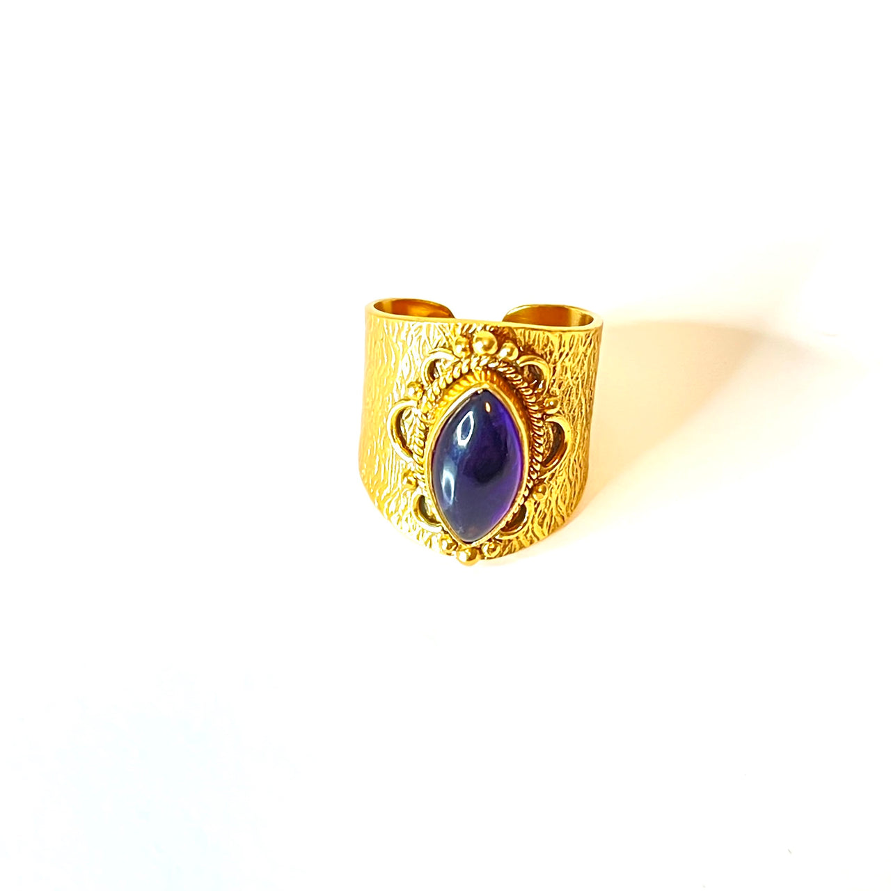 Espectacular anillo de bronce con baño de oro. El detalle central es de Amatista. Este anillo es ajustable lo que lo hace perfecto. Además es super combinable con tu look favorito. Frontal