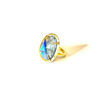 Thumbnail for Anillo de plata 925 con baño de oro. El detalle central es una espectacular Labradorita. Este anillo es super combinable con tu look favorito. Lateral