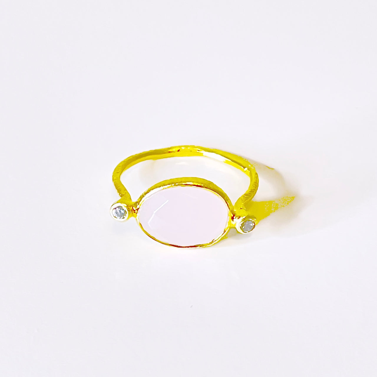 Anillo de plata 925 con baño de oro. El detalle central es en Cuarzo Rosa con 2 circonitas blancas. Este anillo es super combinable con tu look favorito. Frontal