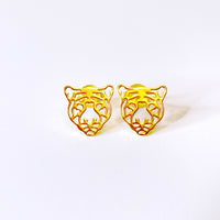 Thumbnail for Pendientes con forma de tigre de plata de ley con baño de oro. Estos pendientes son ideales para combinar con tu look diario.