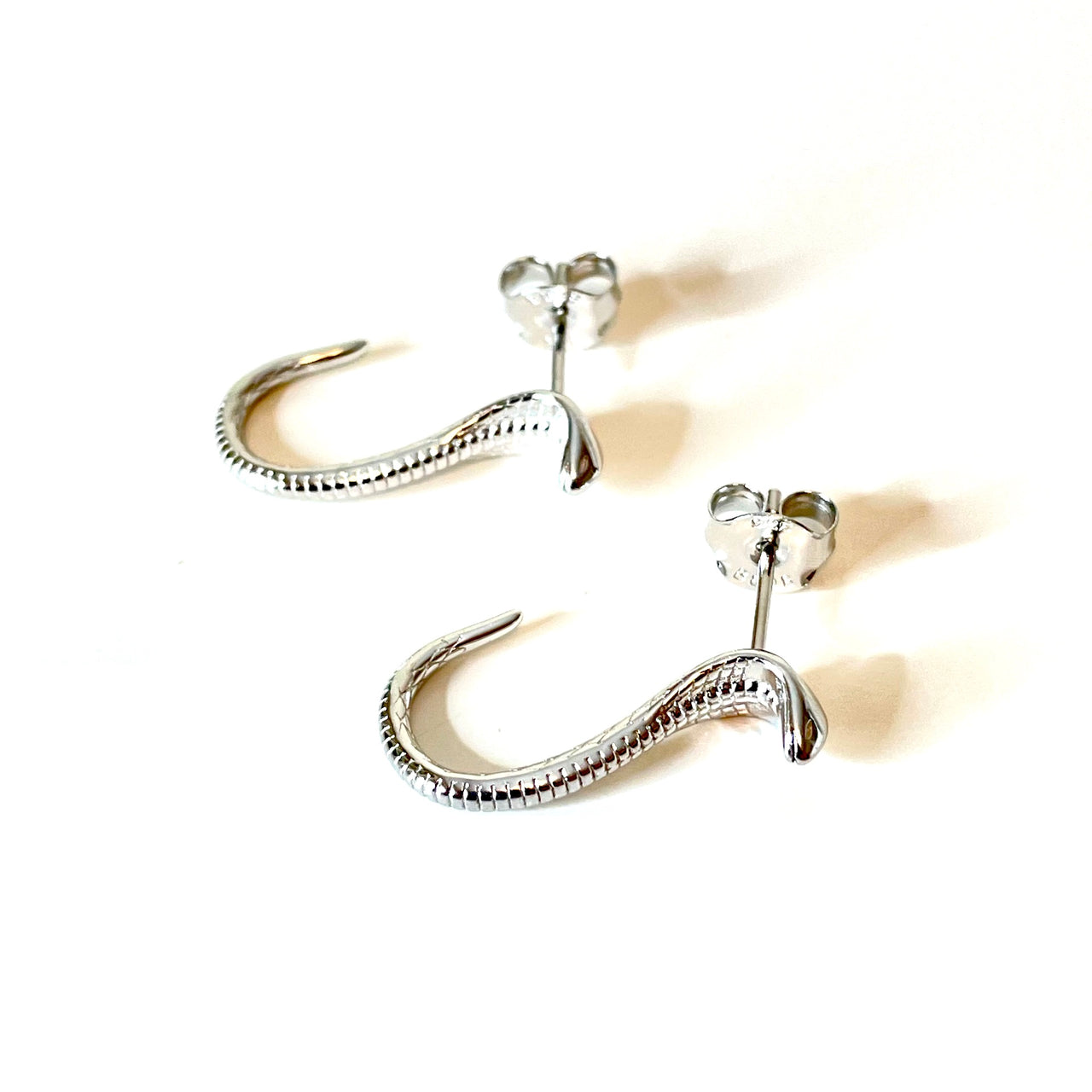 Pendientes con forma de serpiente de plata de ley. Estos pendientes son perfectos para combinar con tu look favorito.