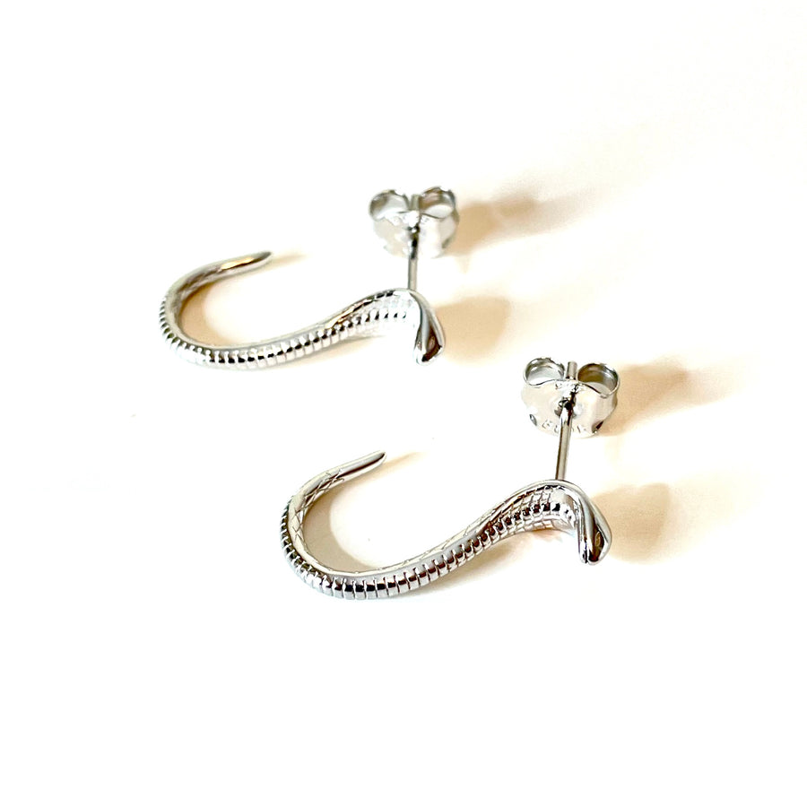 Pendientes con forma de serpiente de plata de ley. Estos pendientes son perfectos para combinar con tu look favorito.