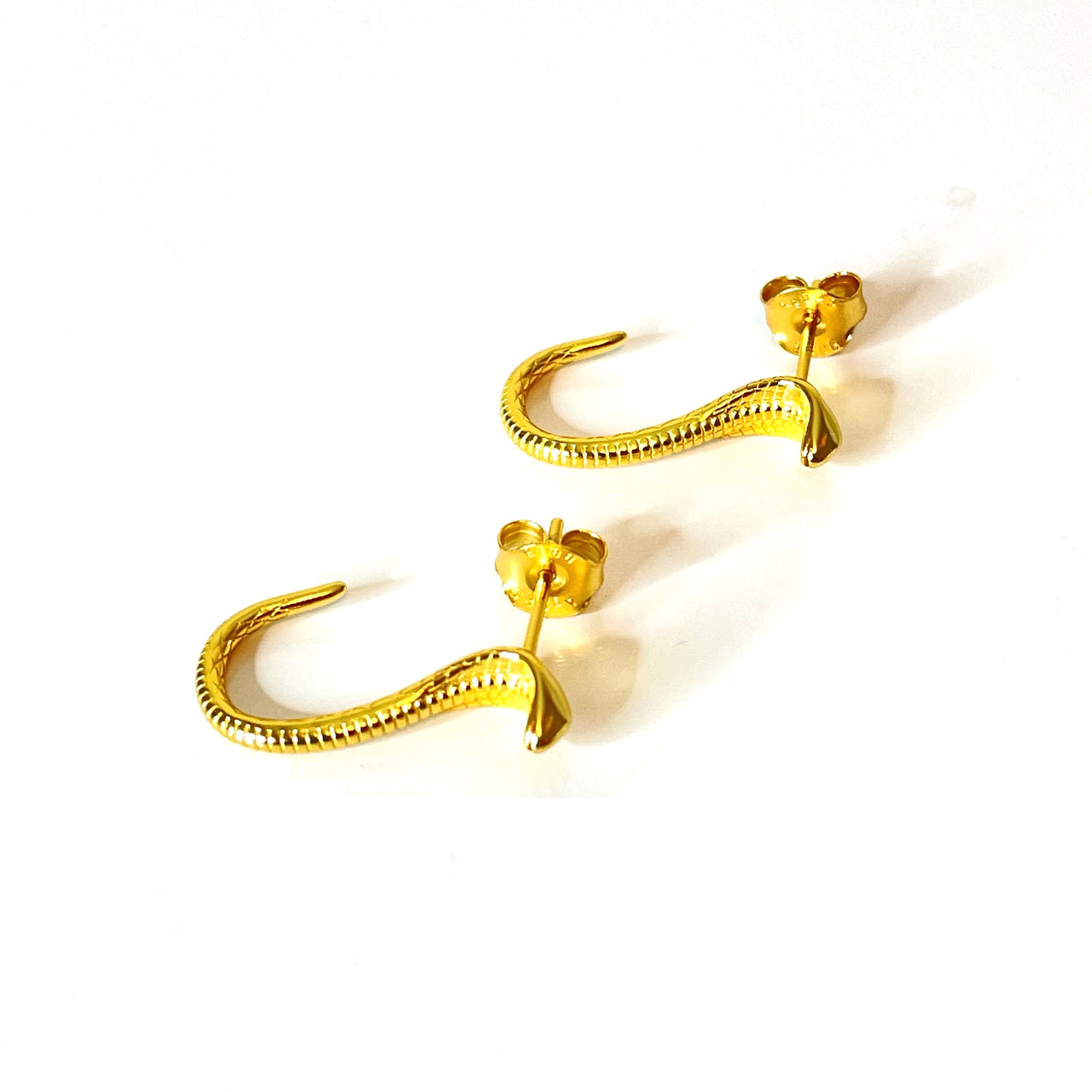 Pendientes con forma de serpiente de plata de ley con baño de oro. Estos pendientes son perfectos para combinar con tu look favorito.