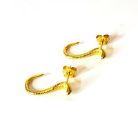 Thumbnail for Pendientes con forma de serpiente de plata de ley con baño de oro. Estos pendientes son perfectos para combinar con tu look favorito.