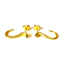 Thumbnail for Pendientes con forma de serpiente de plata de ley con baño de oro. Estos pendientes son perfectos para combinar con tu look favorito. Lateral