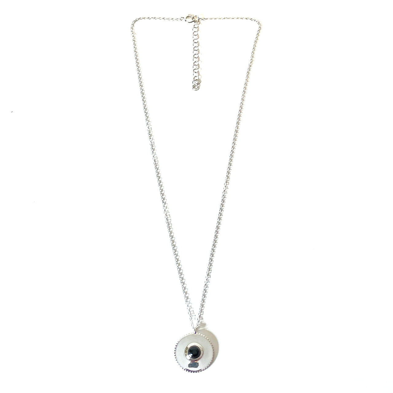 Collar extensible de plata de ley, un espectacular medallón de plata 925 con mineral. Este collar es una pieza ideal para tus looks favoritos