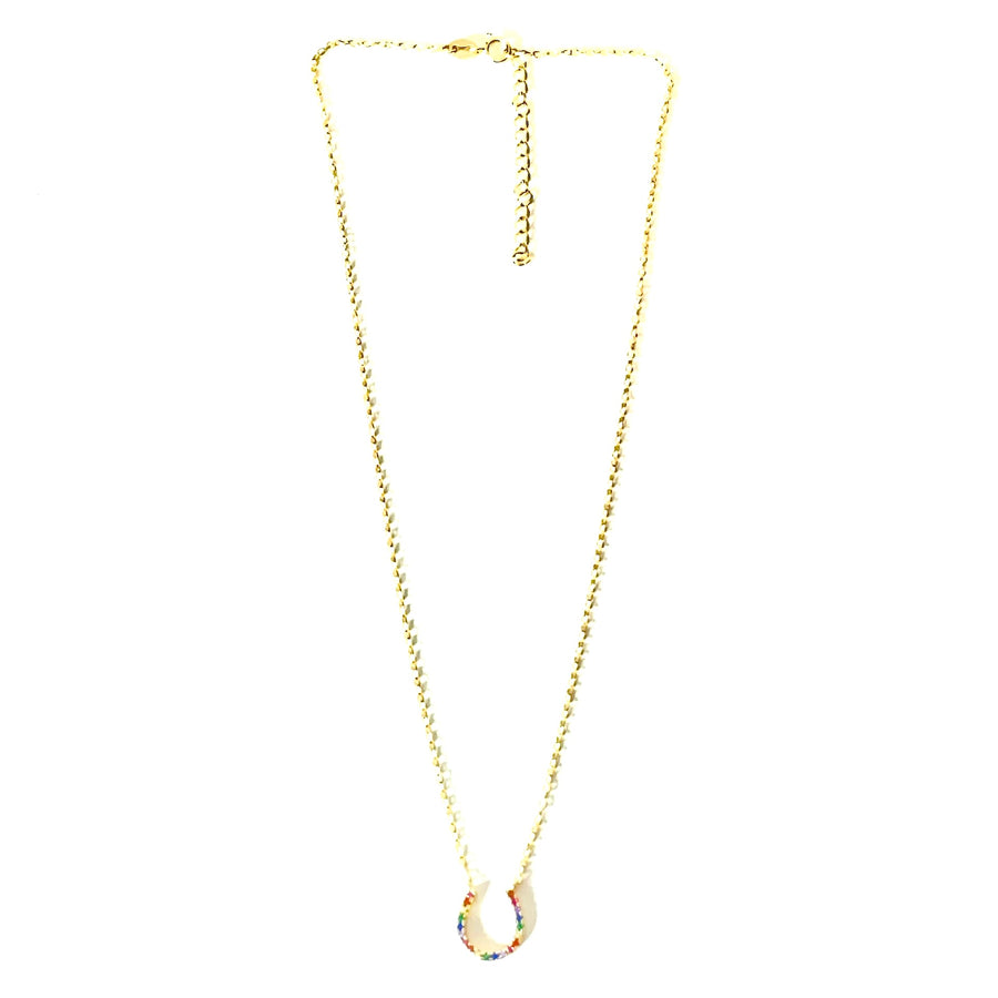 Espectacular collar extensible de plata de ley con baño de oro, con una herradura de plata 925 con baño de oro y circonitas de colores. Este collar es una pieza ideal tanto para los amantes del mundo ecuestre como si no. Además es super combinable con tu look favorito.