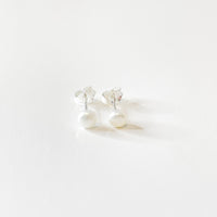 Thumbnail for Pendiente de plata de ley con una perla cultivada mini. Ideales para los peques o si tienes un agujerito adicional. Son ideales para combinar con tu look diario. SE VENDEN POR SEPARADO