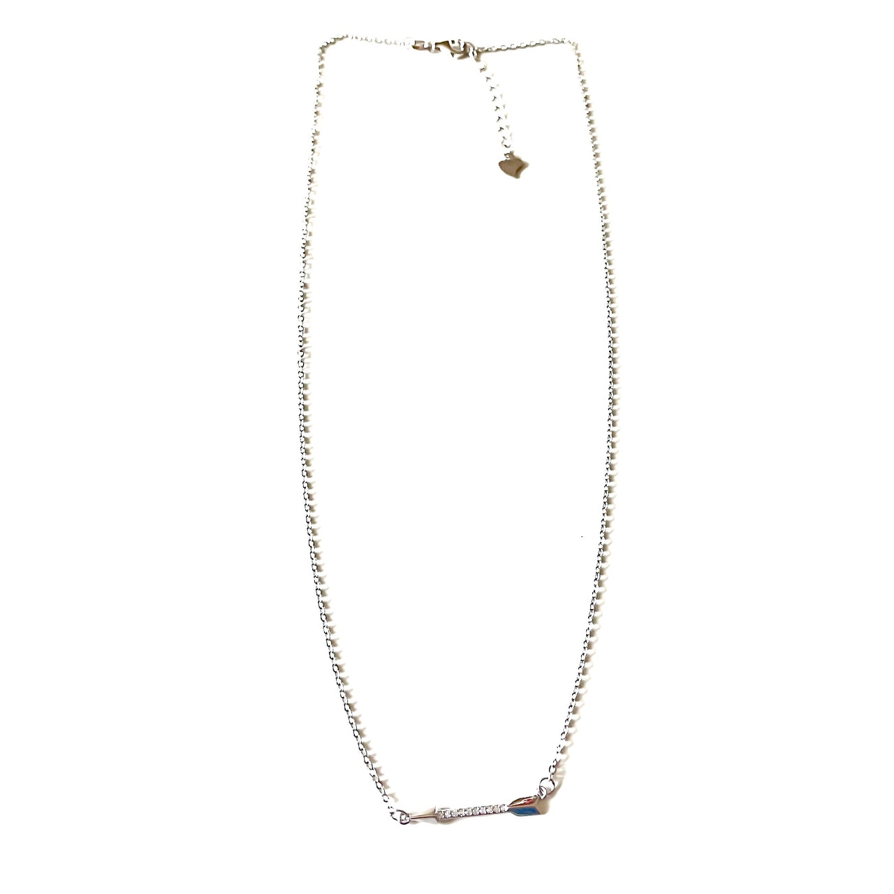Espectacular collar extensible de plata de ley, con una flecha de plata 925 y circonitas blancas. Este collar es una pieza ideal y combinable con tu look favorito.