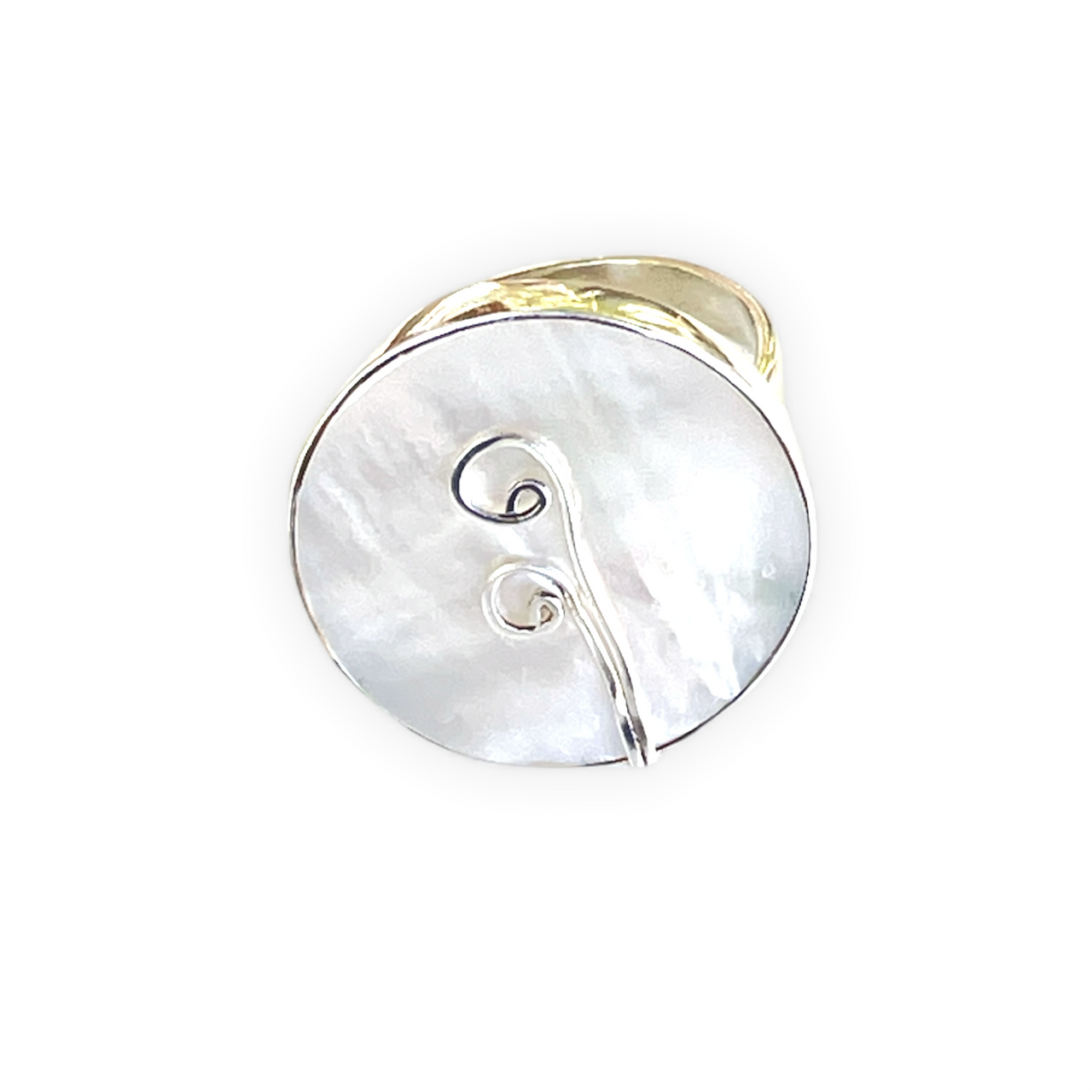 Espectacular anillo de plata de ley con Nácar. Este anillo es ajustable lo que lo hace perfecto. Además es super combinable con tu look favorito. Frontal