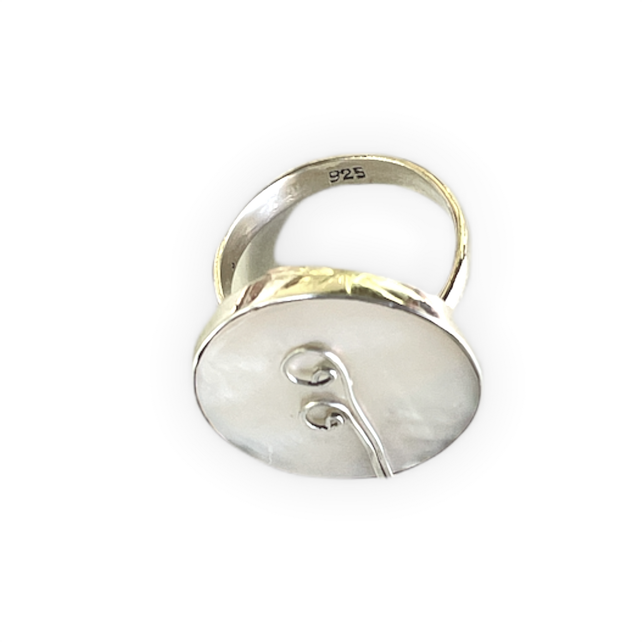 Espectacular anillo de plata de ley con Nácar. Este anillo es ajustable lo que lo hace perfecto. Además es super combinable con tu look favorito. Superior