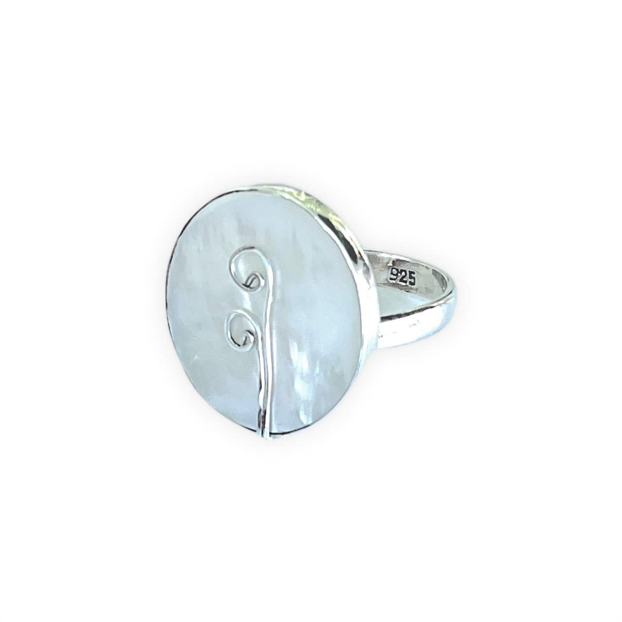 Espectacular anillo de plata de ley con Nácar. Este anillo es ajustable lo que lo hace perfecto. Además es super combinable con tu look favorito. Lateral