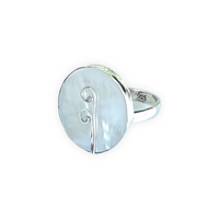 Thumbnail for Espectacular anillo de plata de ley con Nácar. Este anillo es ajustable lo que lo hace perfecto. Además es super combinable con tu look favorito. Lateral