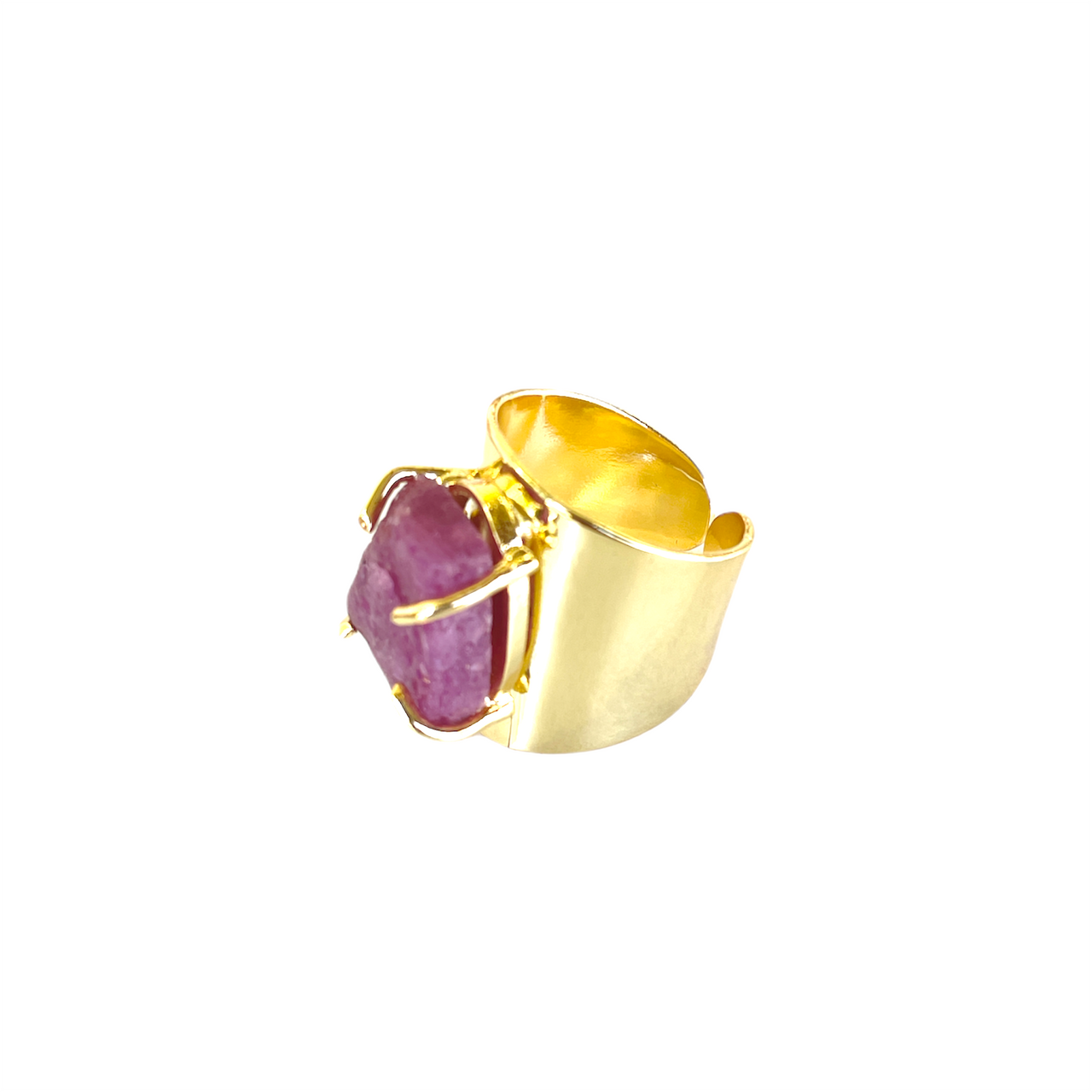 Espectacular anillo de bronce con baño de oro. El detalle central es una preciosa piedra de amatista natural. Este anillo es ajustable lo que lo hace perfecto. Además es super combinable con tu look favorito. Lateral