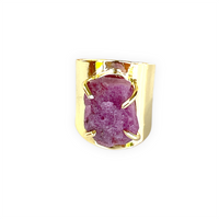 Thumbnail for Espectacular anillo de bronce con baño de oro. El detalle central es una preciosa piedra de amatista natural. Este anillo es ajustable lo que lo hace perfecto. Además es super combinable con tu look favorito. Frontal