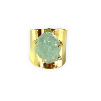 Thumbnail for Espectacular anillo de bronce con baño de oro. El detalle central es una preciosa piedra de Calcedonia natural. Este anillo es ajustable lo que lo hace perfecto. Además es super combinable con tu look favorito. Frontal