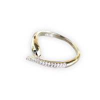 Thumbnail for Anillo de serpiente de plata 925. La serpiente tiene un detalle de circonitas blancas y el ojo con circonita verde. Este anillo es super combinable con tu look favorito.  Lateral