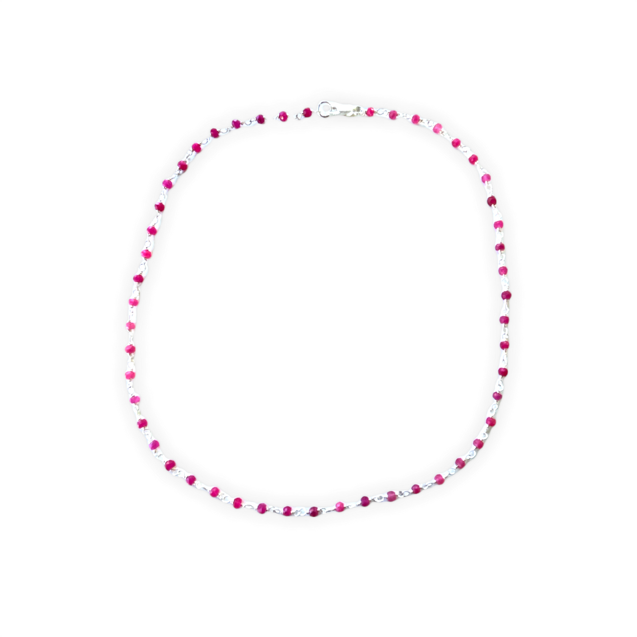 Espectacular collar corto de plata de ley y piedras naturales rosas. Este collar es una pieza ideal y llena de energía para que la combines con tu look preferido.