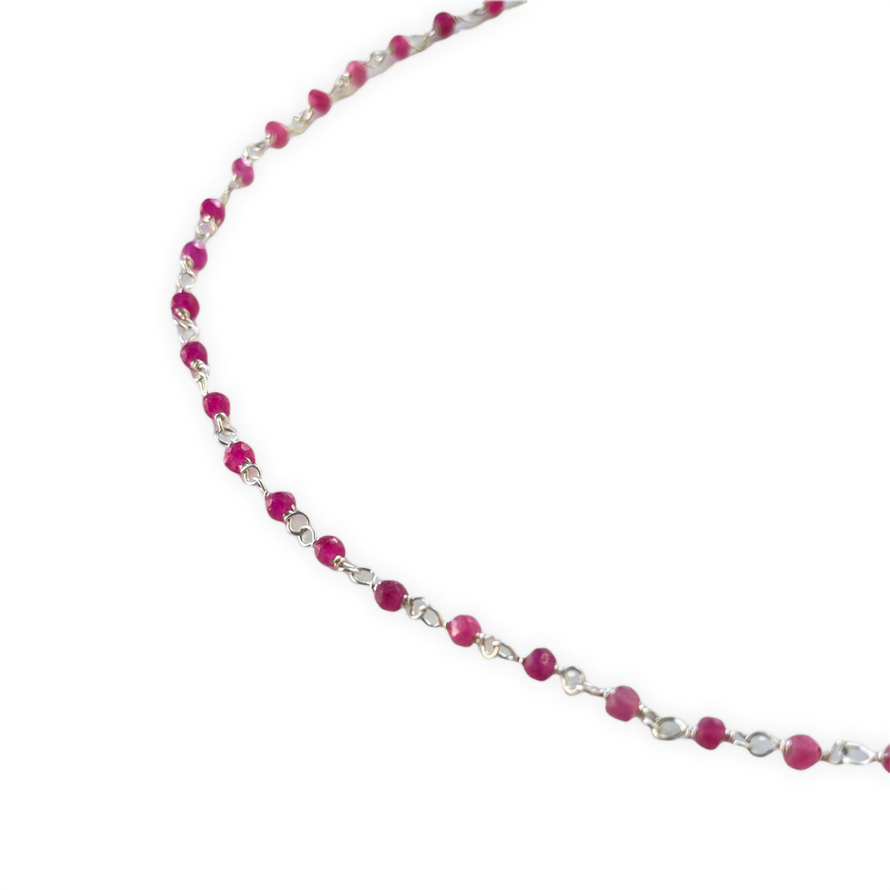 Espectacular collar corto de plata de ley y piedras naturales rosas. Este collar es una pieza ideal y llena de energía para que la combines con tu look preferido. Detalle